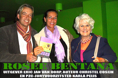 Christel Cosijn alias Rosee Bentana tijdens de PZC-prijsuitreiking samen met uitgever Eric Jan van Dorp en juryvoorzitster Carla Peijs
